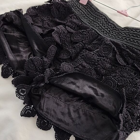 Trendy Spring Black Crochet Shorts Sz Medium Chic Outdoor Streetware 100% Cotton - Picture 3 of 10
